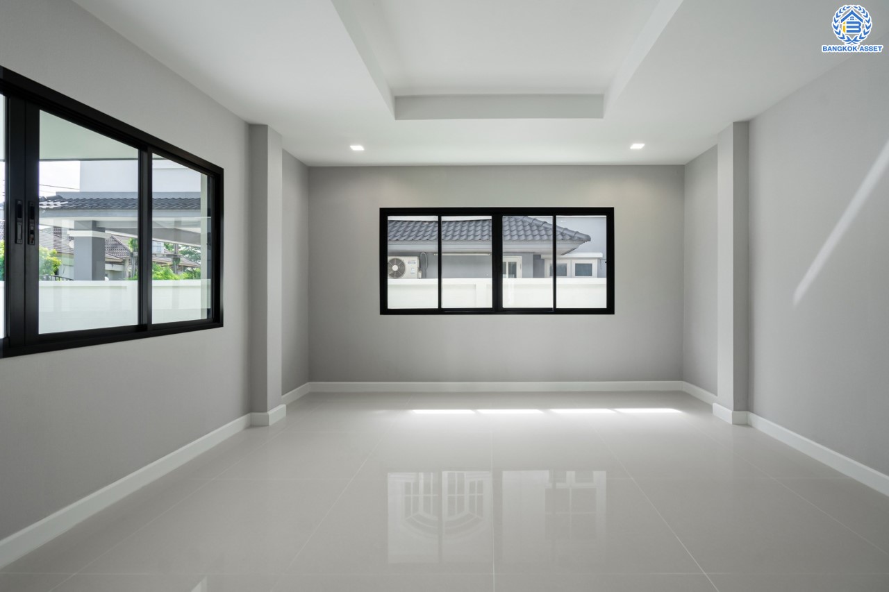 คฤหาสน์หลังใหญ่ตกแต่งใหม่ ม.บ้านสวนดอกไม้ ปิ่นเกล้า ดีไซน์สุด Luxury เนื้อที่ 154.5 ตร.ว. บนพื้นที่ใช้สอยถึง 435 ตร.ม. ฟังก์ชันจัดเต็ม 5 ห้องนอน 6 ห้องน้ำ 1 ห้องแม่บ้าน 2 ห้องอเนกประสงค์ (มีเรือนรับรองด้านข้าง พร้อมห้องน้ำในตัว) จอดรถได้ถึง 4 คัน บนทำเลเชื่อมต่อเมืองอย่างรวดเร็ว ใกล้ทางคู่ขนานลอยฟ้าบรมราชชนนี ทางด่วน "กาญจนาภิเษก" ม.มหิดล และเซ็นทรัลปิ่นเกล้า